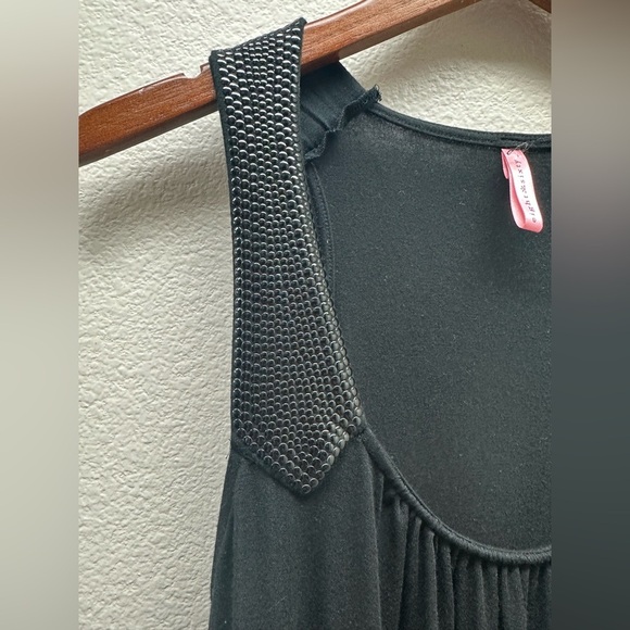 Black Sleeveless Top - Picture 3 of 3